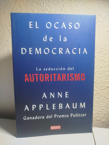 Portada del libro de El Ocaso de la Democracia: la seducción del Autoritarismo