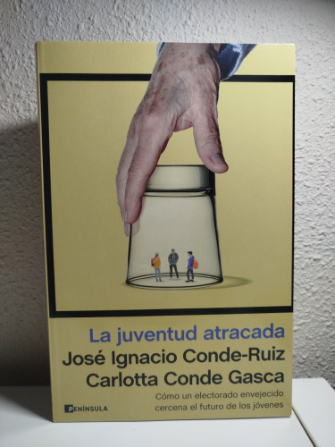 Portada del libro de La juventud atracada: Cómo un electorado envejecido cercena el futuro de los jóvenes