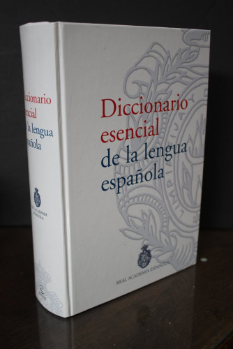 Portada del libro de Diccionario esencial de la lengua española