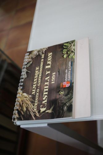 Portada del libro de Almanaque turístico-gastronómico de Castilla y León 1994.