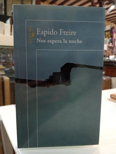 Portada del libro de Nos espera la noche [Dedicado]