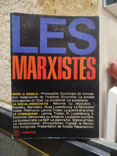 Portada del libro de Les marxistes. Marx et Engels. La social-democratie. Le communisme.