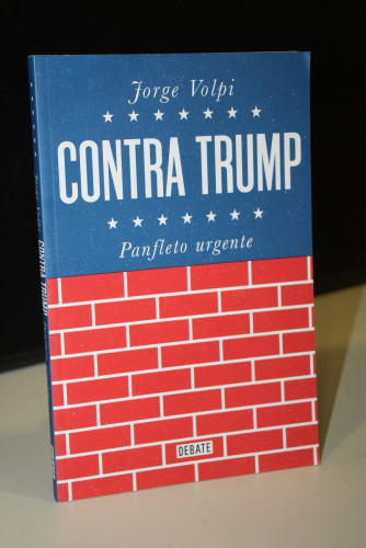 Portada del libro de Contra Trump. Panfleto urgente