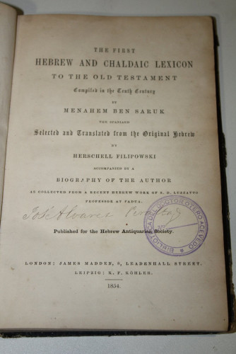 Portada del libro de The first hebrew and chaldaic lexicon to the old testament. Compiled in the Tenth Century by Menahem...