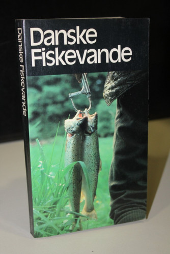 Portada del libro de Danske Fiskevande. Vejviser for lystfiskere ad Freddy Weiss og Jens Larsen