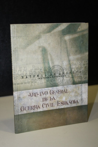 Portada del libro de Razones de Archivo. Intervenciones en el acto cultural en defensa de la unidad del Archivo General de...