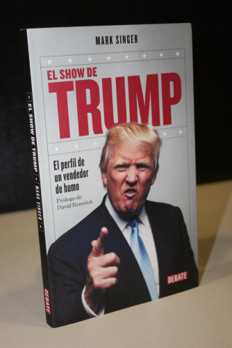 Portada del libro de El show de Trump. El perfil de un vendedor de humo