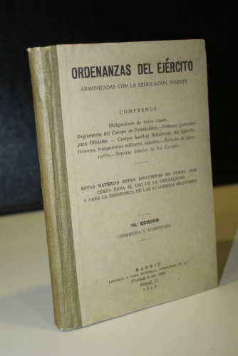 Portada del libro de Ordenanzas del ejército. Armonizadas con la legislación vigente. 1949