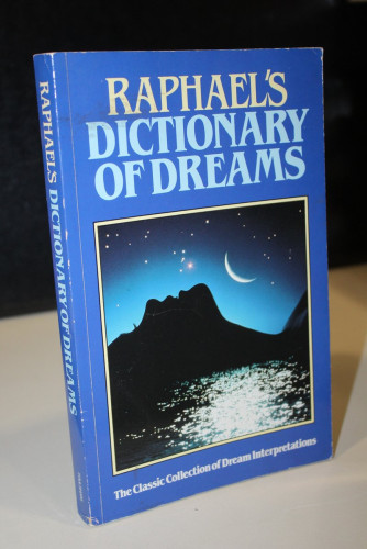 Portada del libro de Raphael's Dictionary of Dreams.