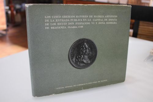 Portada del libro de Los cinco gremios mayores de Madrid. Artífices de la 