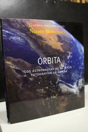 Portada del libro de Órbita. Los astronautas de la NASA fotografían La Tierra.- National Geographic Society.