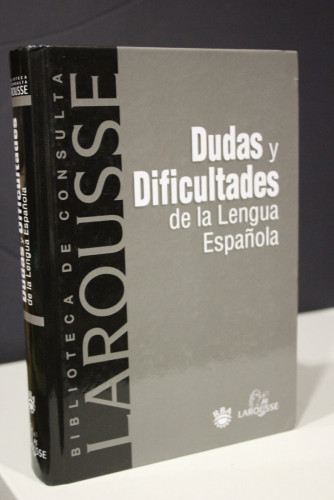 Portada del libro de Dudas y Dificultades de la Lengua Española.- Larousse.