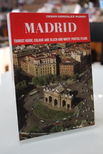 Portada del libro de Madrid. Tourist Guide. Colour and Black and White photos. Plans.