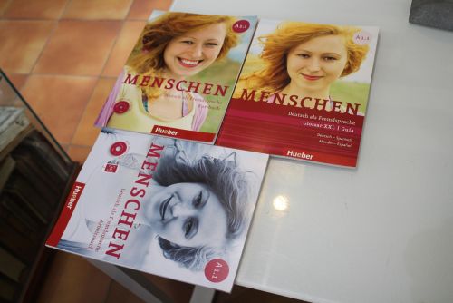 Portada del libro de A1.1.- Mensche. Deutsch als Fremdsprache.- 3 tomos.- Kursbuch+Arbeitsbuch+Glossar XXL - Guía.