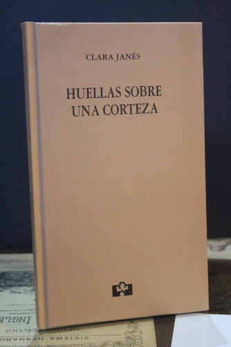 Portada del libro de Huellas sobre una corteza. Sings on some bark- Janés, Clara.- Edición bilingüe.