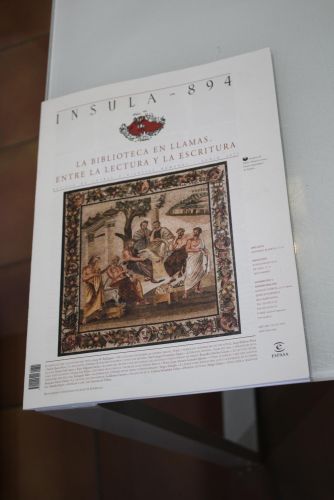 Portada del libro de Ínsula, 894. La biblioteca en llamas. Entre la lectura y la escritura. Junio 2021.