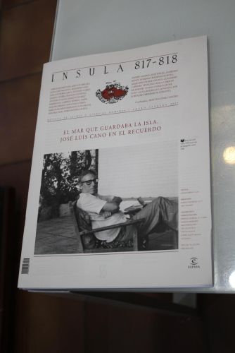 Portada del libro de Ínsula, 817-818. El mar que guardaba la isla. José Luis Cano en el recuerdo. Enero-Febrero 2015.