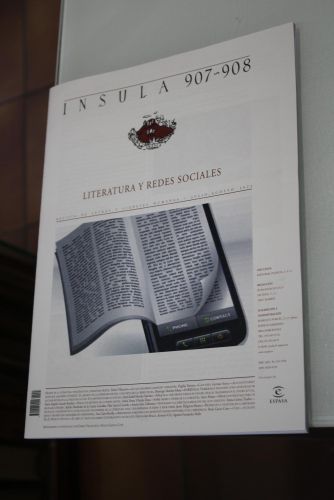 Portada del libro de Ínsula, 907-908. Literatura y redes sociales. Julio-Agosto 2022.