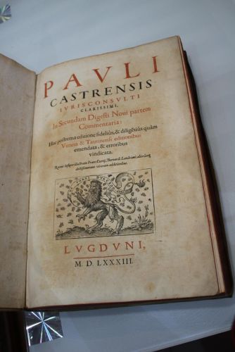 Portada del libro de (Lugduni 1583) Pauli Castrensis Iuris Consulti clarissimi. In Primam Digesti Veteris partem Commentaria...