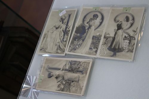 Portada del libro de Colección de 10 postales de mujeres con números.