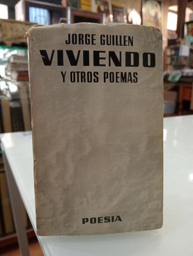 Portada del libro de Viviendo y otros poemas
