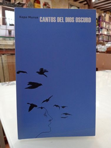 Portada del libro de Cantos del dios oscuro