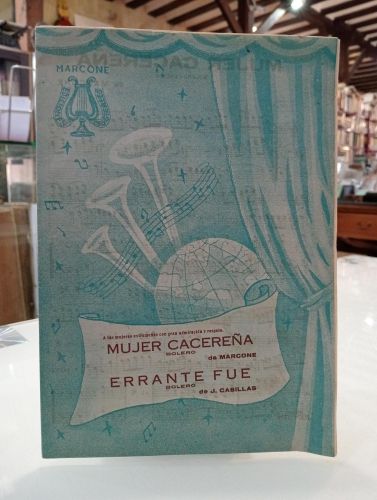 Portada del libro de Boleros: Mujer cacereña, de Marcone; Errante fue, de J. Casillas