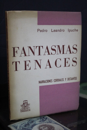 Portada del libro de Fantasmas tenaces. Narraciones cordiales y distantes