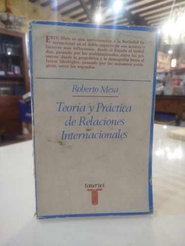 Portada del libro de Teoría y Práctica de Relaciones Internacionales.