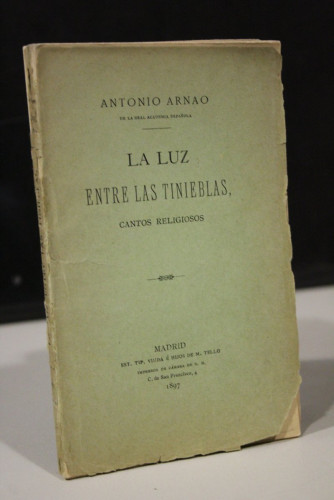 Portada del libro de La luz entre las tinieblas