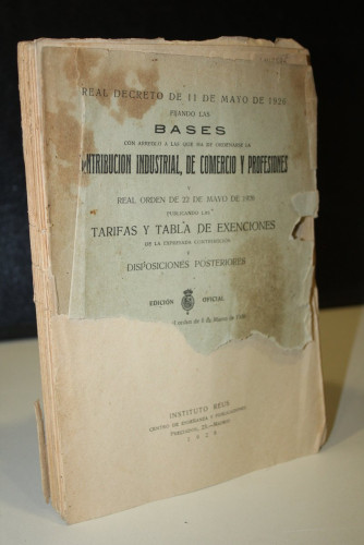 Portada del libro de Bases con arreglo a las que ha de ordenarse la contribución industrial de comercio y profesiones y real...