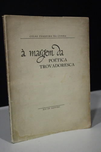 Portada del libro de À margem da poética trovadoresca.- Ferreira da Cunha, Celso.- Dedicatoria.