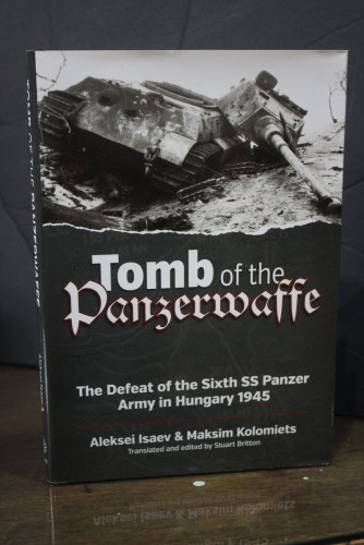 Portada del libro de Tomb of the Panzerwaffe. The Defeat of the Sixth SS Panzer Army in Hungary 1945