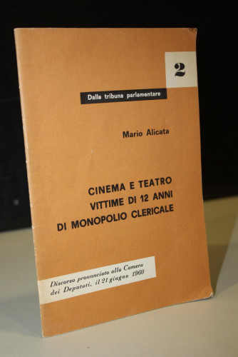 Portada del libro de Cinema e teatro vittime di 12 anni di monopolio clericale.- Alicata, Mario.- Discorso pronunciato alla...