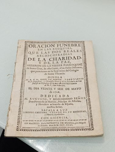 Portada del libro de Oración fúnbre en las exequias de las dos reales archi-cofradías de la charidad y de la paz hizieron...
